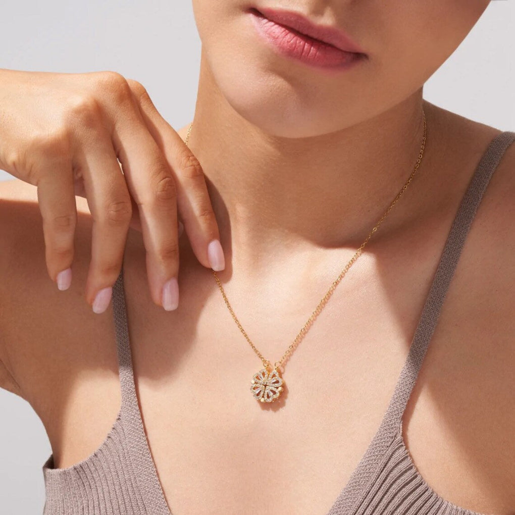 Dames ketting met klavertje vier en hartjes van roestvrij staal. Een gelukssieraad en symbool van liefde.