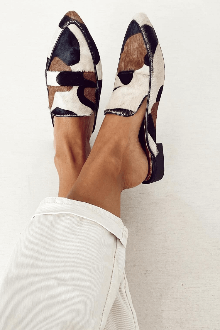 Comfortabele zomerschoenen: dames muiltjes met gesloten teen en leuke print, makkelijke instappers.