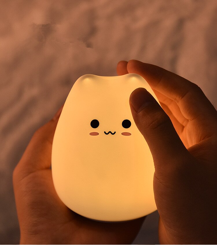 Zachte siliconen kattenlamp, veilig voor kinderen. Kleurrijke LED sfeerverlichting als nachtlampje in kinderkamer.
