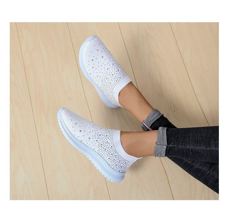 Elegante slip-on damessneakers met glinsterende strass details; lichtgewicht en comfortabel.