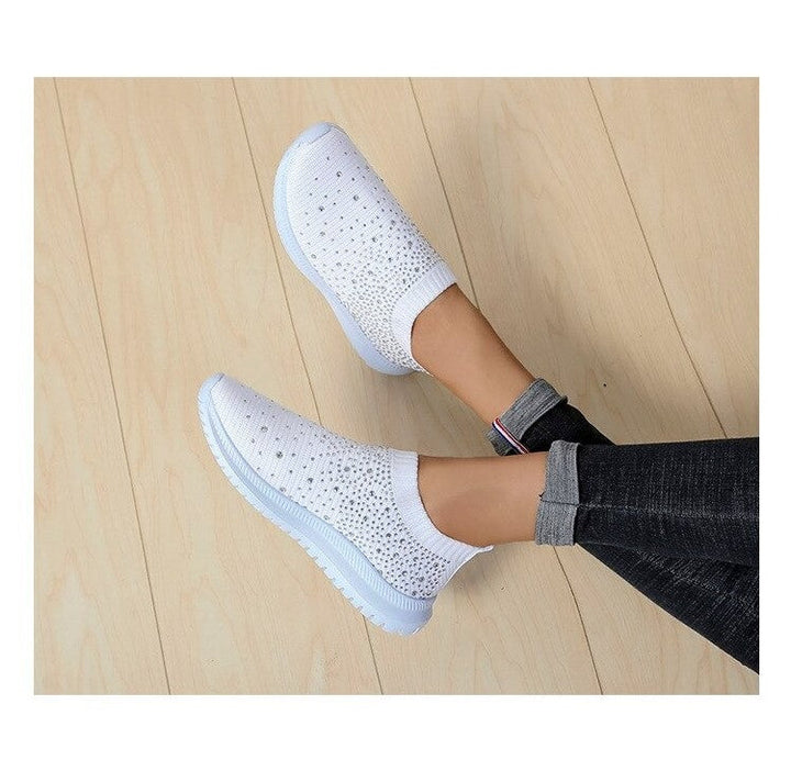 Elegante slip-on damessneakers met glinsterende strass details; lichtgewicht en comfortabel.