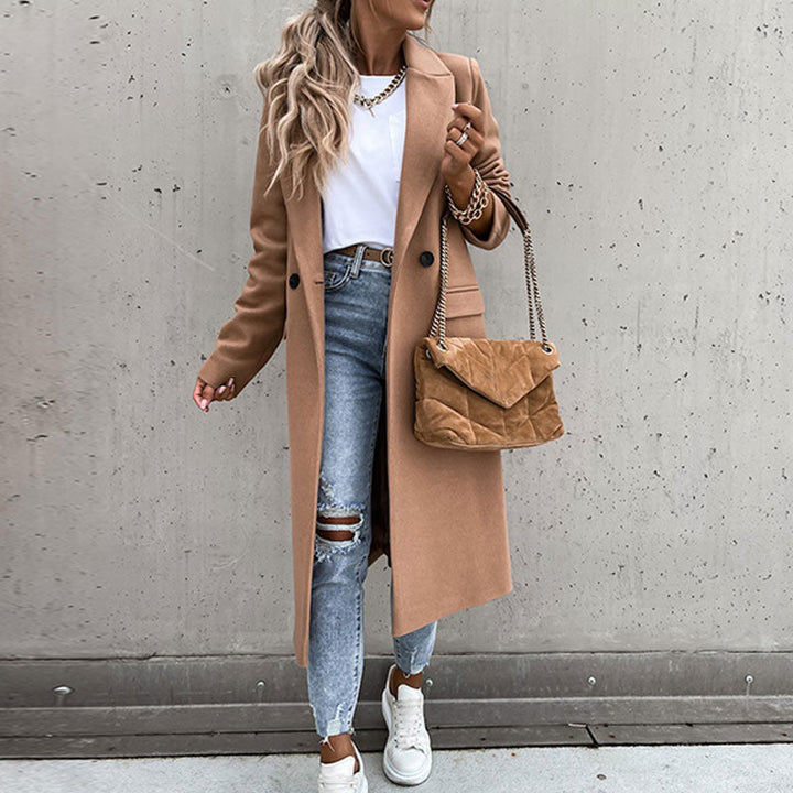 Stijlvolle lange damesjas met een rij knopen, completeert elke outfit.