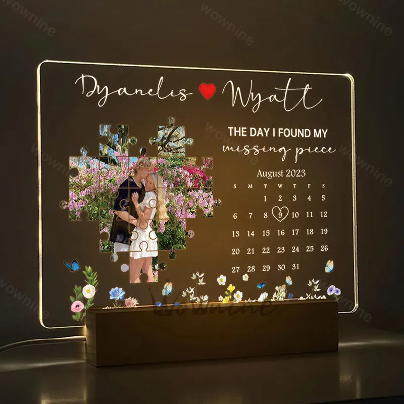 Gepersonaliseerd lichtframe om jullie liefdesverhaal te vieren, een uniek en romantisch geschenk voor koppels.