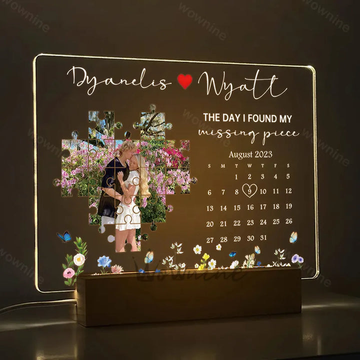 Gepersonaliseerd lichtframe om jullie liefdesverhaal te vieren, een uniek en romantisch geschenk voor koppels.