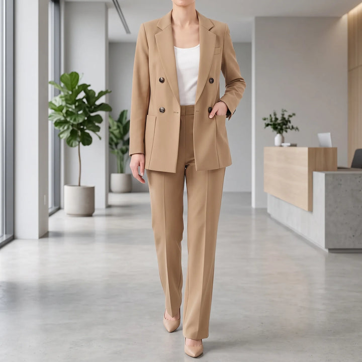 Elegant kaki dames 2-delig broekpak, perfect voor zakelijke of feestelijke gelegenheden. Gestructureerde blazer en slim fit pantalon.