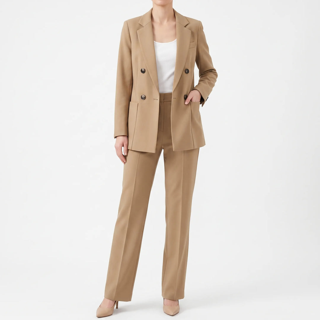 Chique dames broekpak met getailleerde blazer en slim fit pantalon in warme bruine tint. Ideaal voor formele kleding.