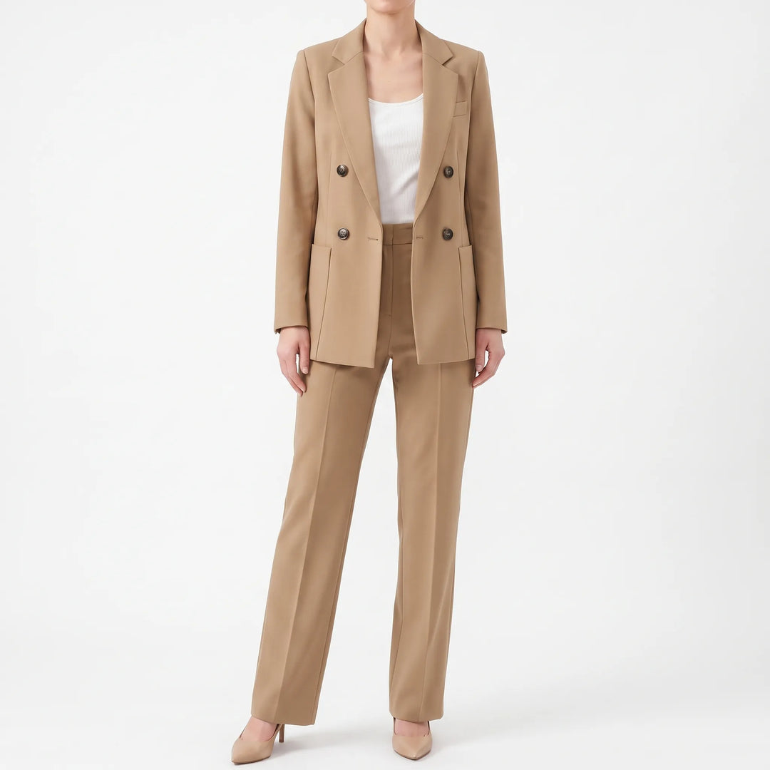 Stijlvol dames broekpak in kaki, een comfortabele en chique set voor diverse gelegenheden. Blazer en pantalon met slim fit.
