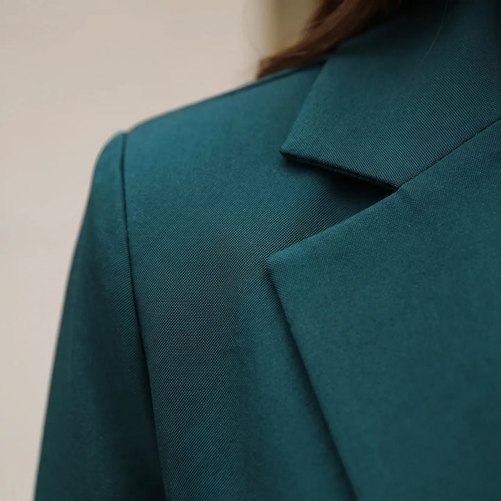 Elegant tweedelig dames broekpak in groen of zwart, perfect voor een stijlvolle zakelijke of formele werkoutfit.