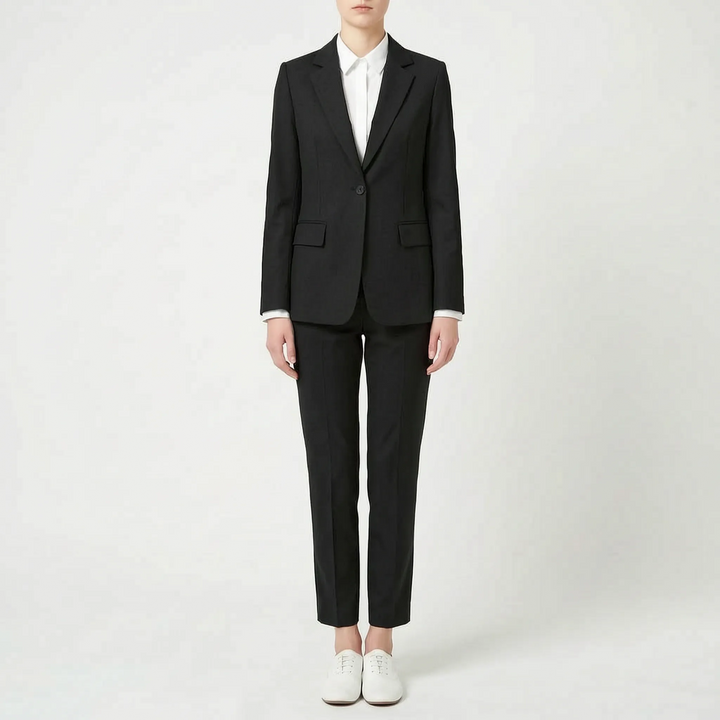 Formeel dames broekpak, tweedelig en elegant, geschikt als stijlvolle werkoutfit of voor zakelijke afspraken.