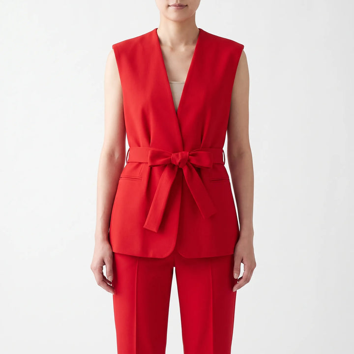 Modieus tweeledig dames broekpak in effen rood, met een overslagtop en comfortabele broek met rechte pijpen.