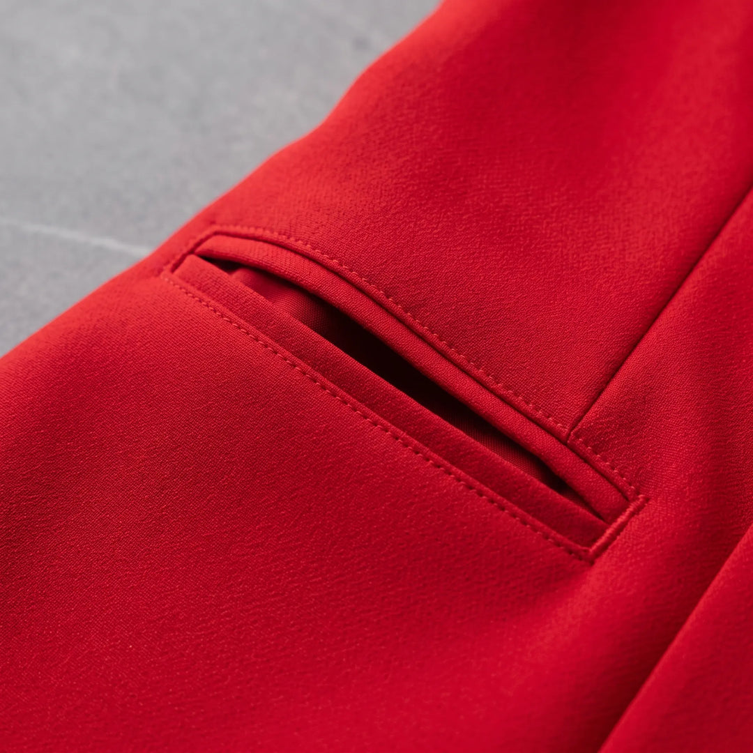 Chique rood dames broekpak, een elegante set voor zakelijke afspraken of een stijlvolle avond uit.