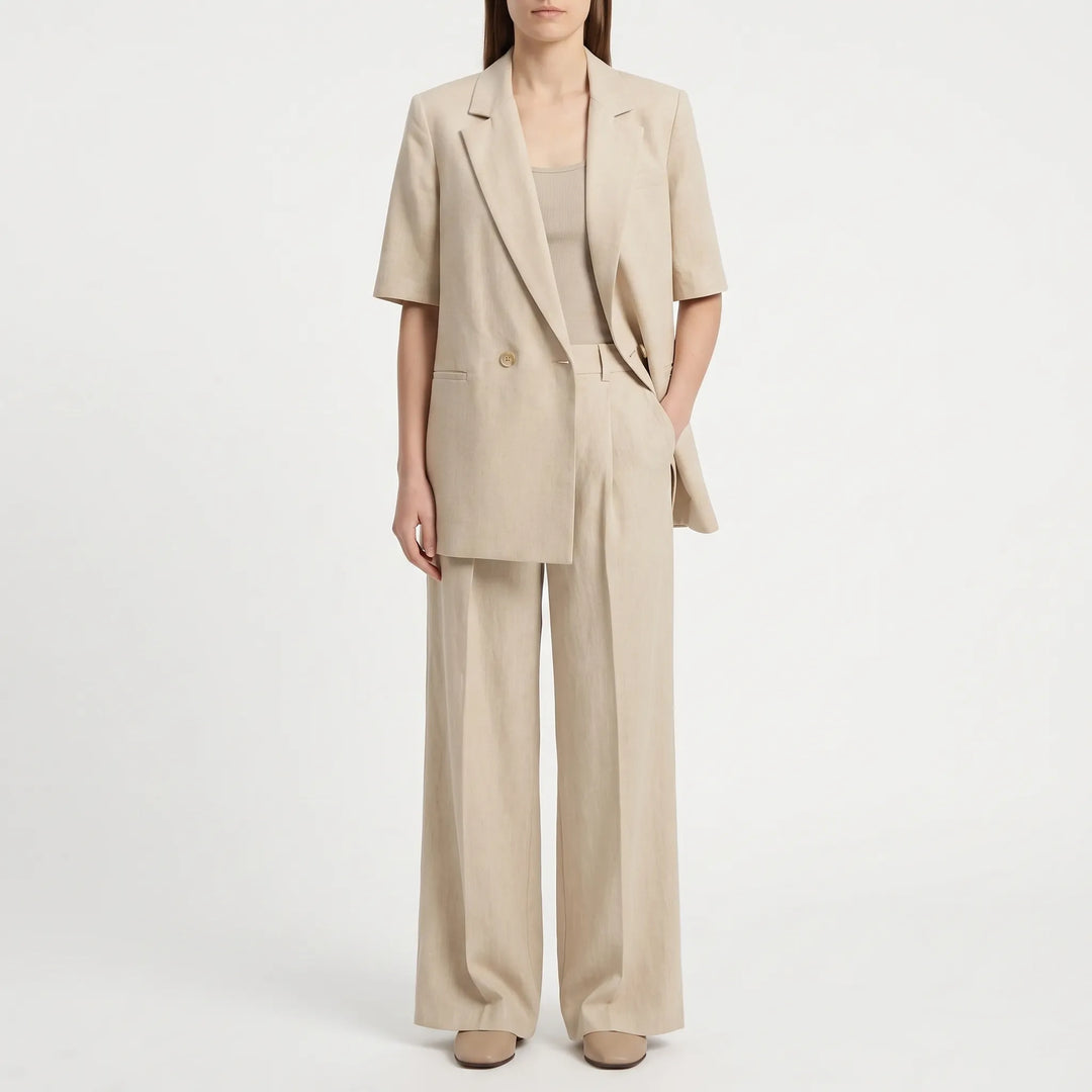 Zakelijk casual chic dames broekpak met korte mouwen en elegante wijde pijpen. Tweedelig, perfect voor zomer en lente.