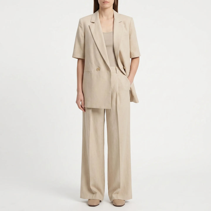 Zakelijk casual chic dames broekpak met korte mouwen en elegante wijde pijpen. Tweedelig, perfect voor zomer en lente.