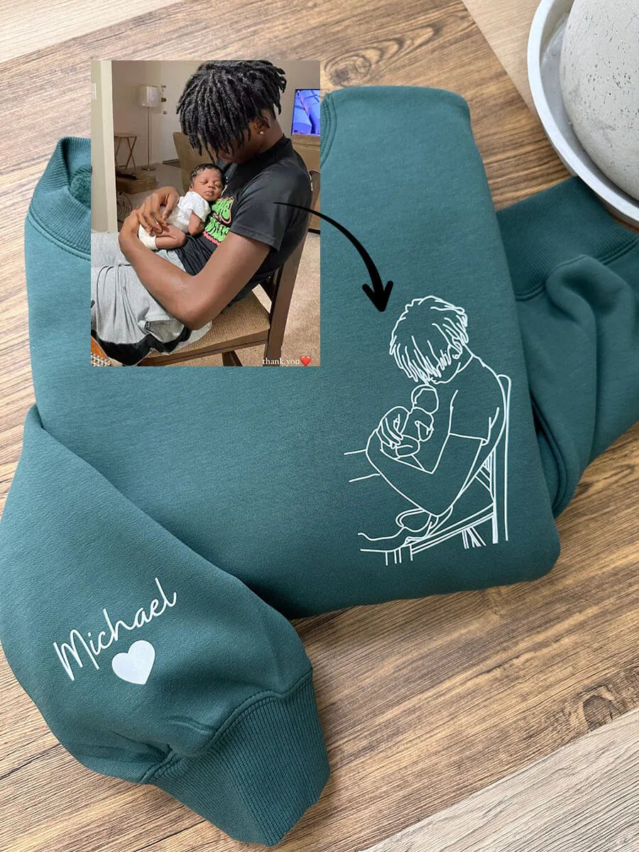 Stijlvolle heren hoodie met jouw persoonlijke foto als borduurwerk. Een speciaal vaderdagcadeau voor hem.