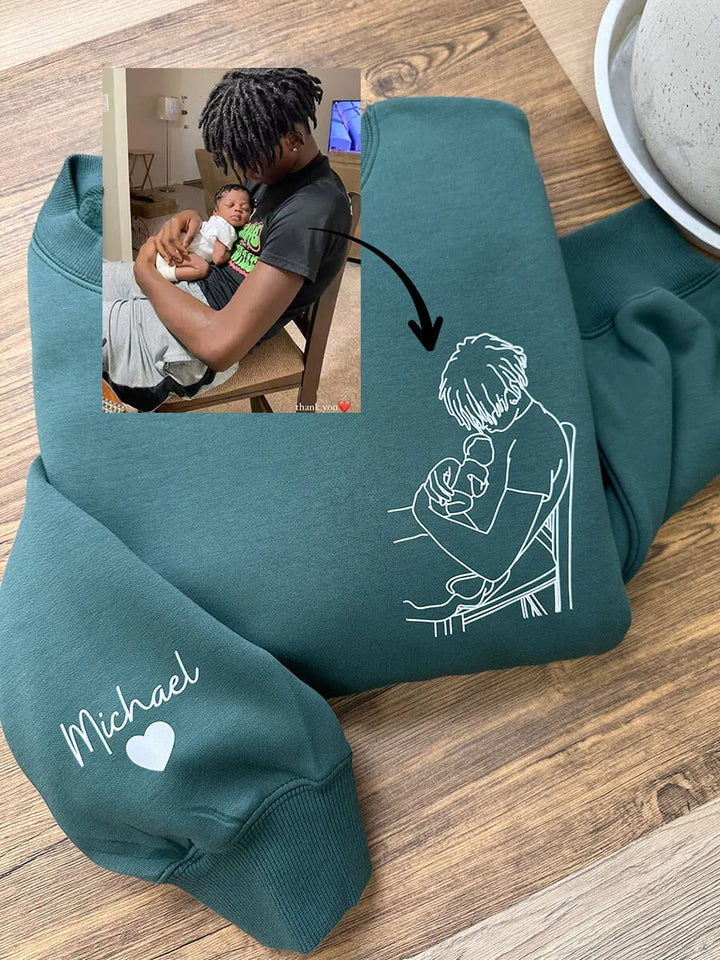 Stijlvolle heren hoodie met jouw persoonlijke foto als borduurwerk. Een speciaal vaderdagcadeau voor hem.