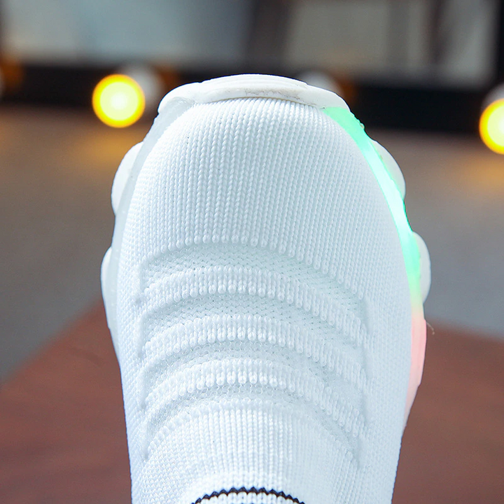 Roze lichtgevende meisjes sportschoenen, comfortabele LED schoenen voor speelse avonturen.