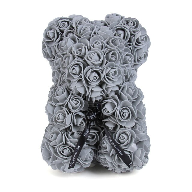 Liefdesbeer met rozen als charmante decoratie op een tafel, brengt romantiek in elke ruimte.