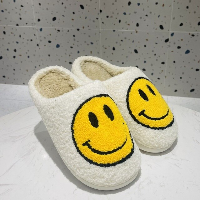 Stijlvolle gele dames smiley slippers. Super comfortabel, warm en zacht, perfect voor dagelijks gebruik thuis. Anti-slip.