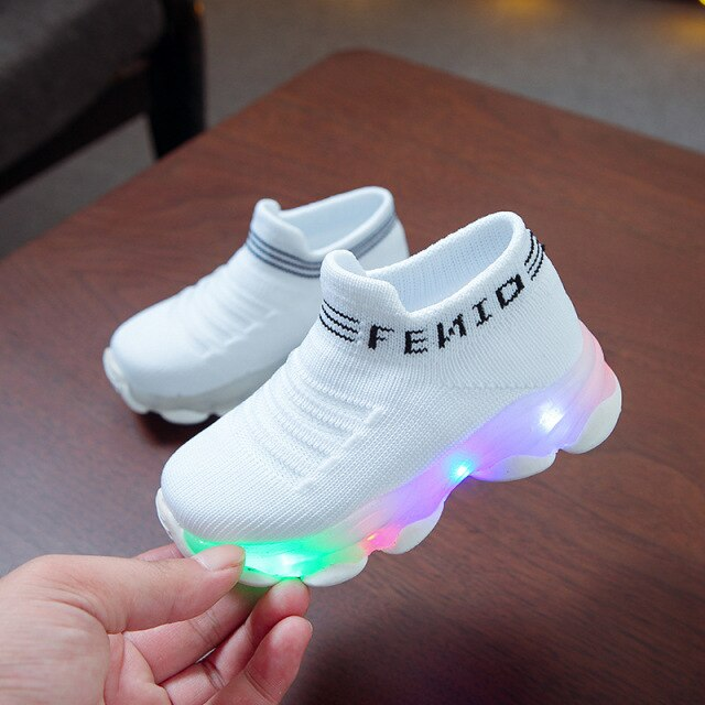 Lente/zomer lichtgevende kindersneakers voor buiten spelen, comfortabele LED schoenen voor avonturiers.
