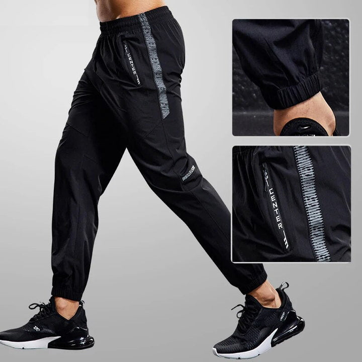 Detail van veilige ritszakken op heren joggingsbroek; praktisch voor sleutels en telefoon tijdens training.