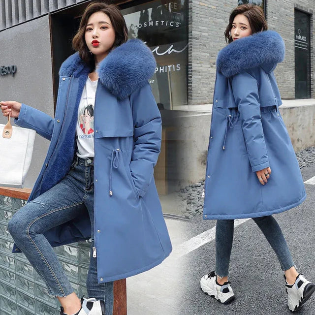 Vrouw draagt comfortabele dames winterparka met losse pasvorm, perfecte buitenkleding voor koude dagen.
