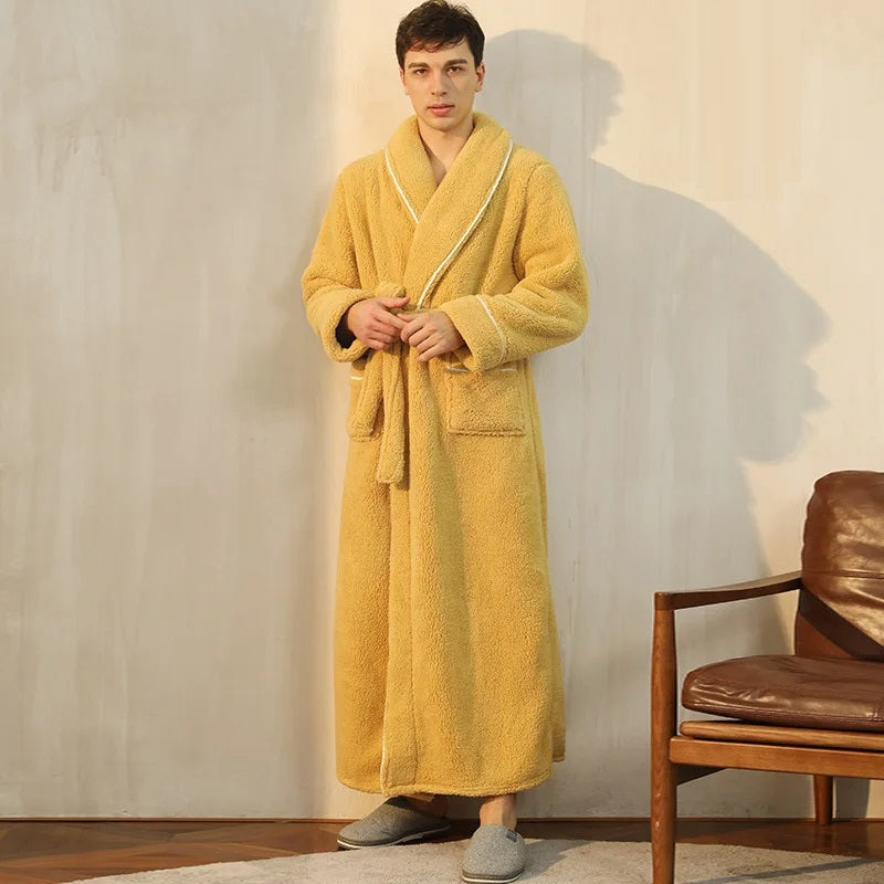Comfortabele heren badjas met omslagkraag van zacht fleece; perfect als warme ochtendjas of winter loungewear.
