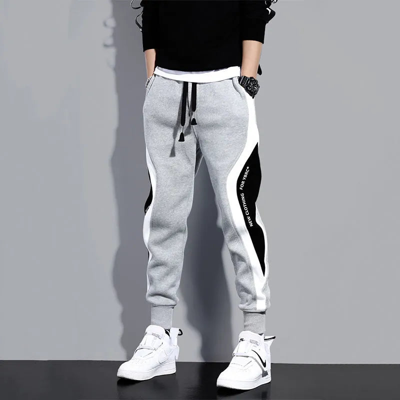 Trendy heren joggingsbroek met uniek patchwork design, losvallend en comfortabel voor streetwear.