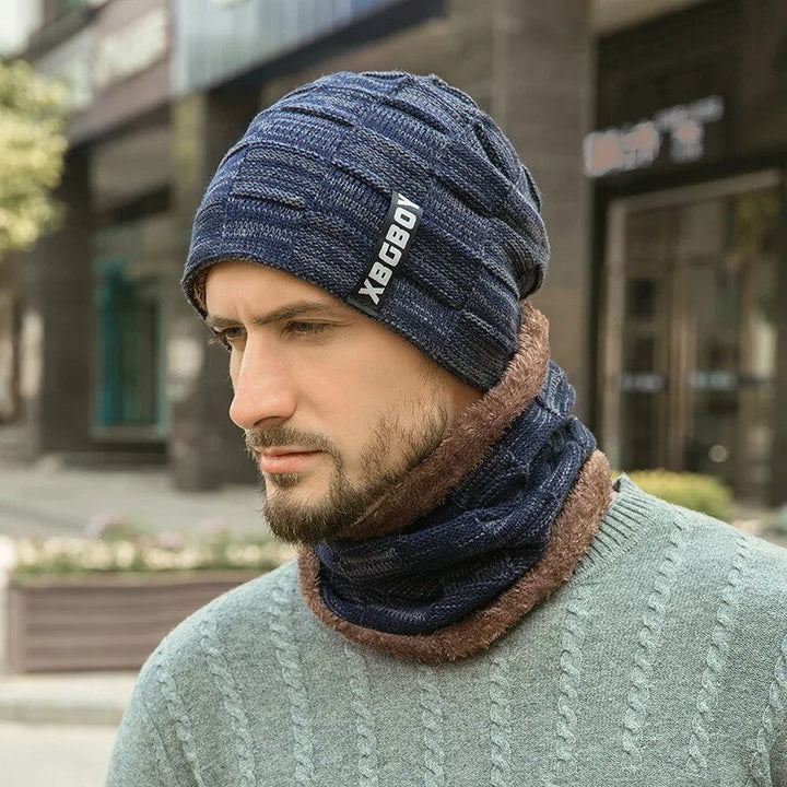 Man en vrouw dragen de stijlvolle unisex winterset; muts en sjaal, warm en comfortabel.