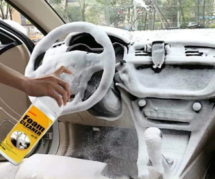 Diepe reiniging en onderhoud van lederen auto-interieur of meubels met deze multifunctionele schuimreiniger.