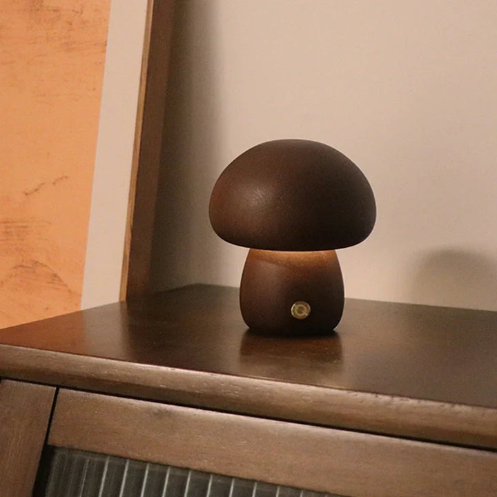 Rustgevend houten paddenstoel LED lampje, perfect als nachtlampje in de slaapkamer.