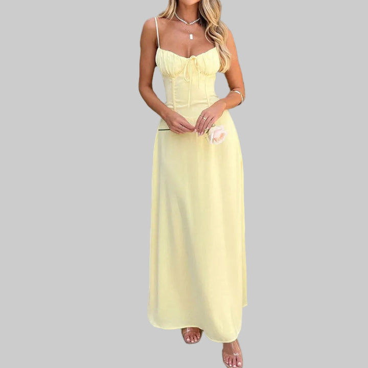 Modieuze witte/gele/donkerblauwe A-lijn jurk met open rug en vetersluiting, perfect als casual strandjurk.