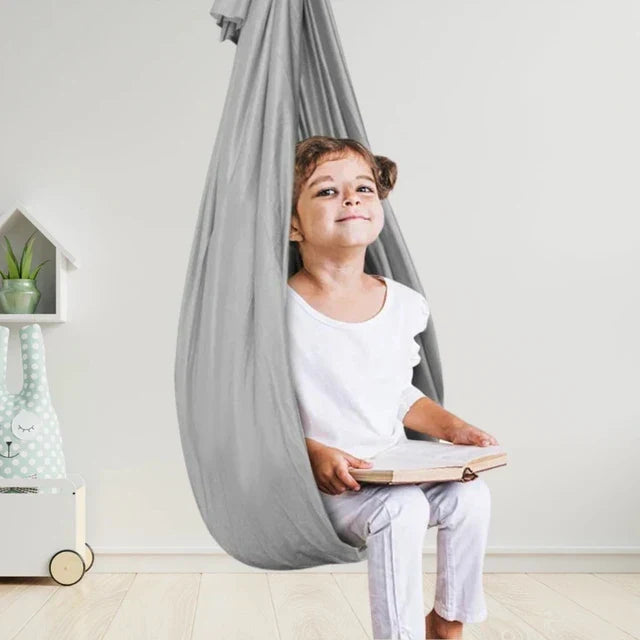 Kinder CalmGlide therapieschommel van stretchstof, biedt zintuiglijke ontspanning en geborgenheid voor betere focus.