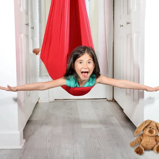Zintuiglijke CalmGlide therapieschommel voor kinderen, ideaal voor kalmerende geborgenheid in de kinderkamer of buiten.