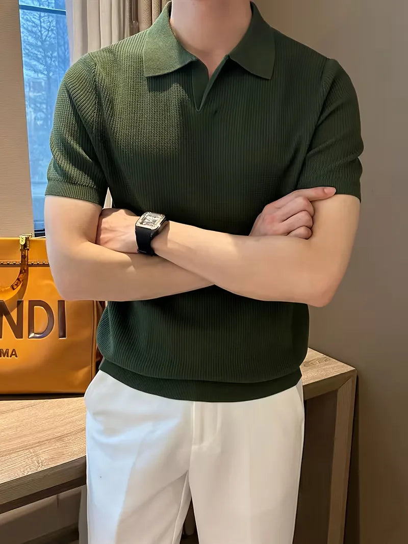 Smart casual heren gebreide polo met V-hals en korte mouwen, ideaal voor zomerse dagen.