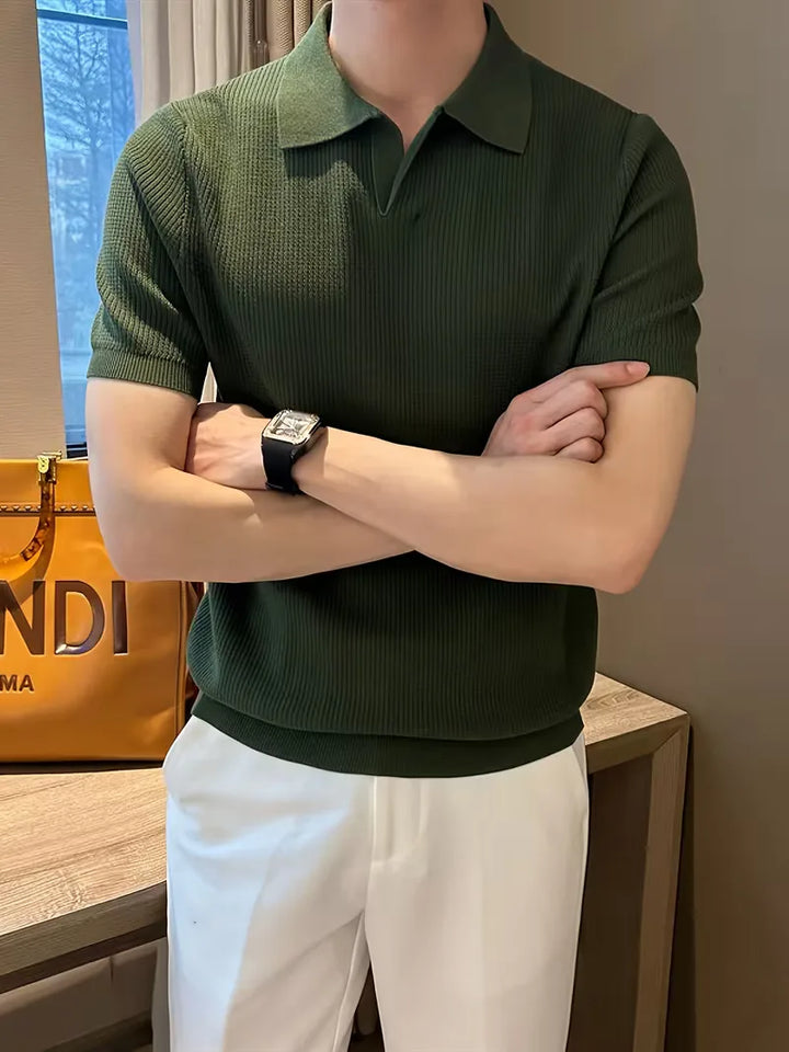 Smart casual heren gebreide polo met V-hals en korte mouwen, ideaal voor zomerse dagen.