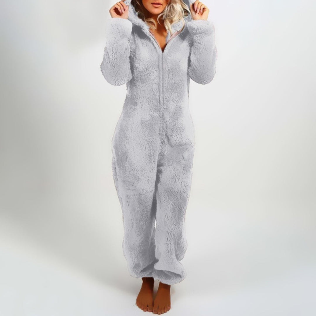 Zachte dames onesie met capuchon, een warm huispak of comfy jumpsuit voor ontspannen momenten en koudere dagen.