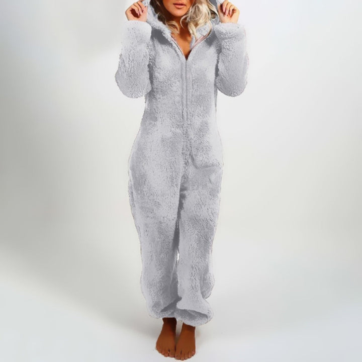 Zachte dames onesie met capuchon, een warm huispak of comfy jumpsuit voor ontspannen momenten en koudere dagen.