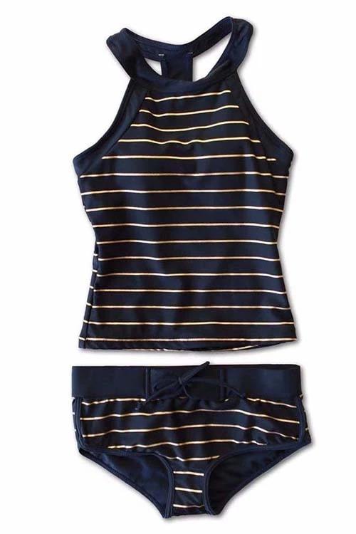Modieuze gestreepte tankini zwemkleding voor dames, met elegante halslijn en een comfortabele pasvorm.