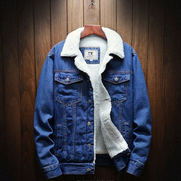 Man draagt tijdloos herenjack in casual setting, comfortabel en veelzijdig. Perfecte bovenkleding voor heren.