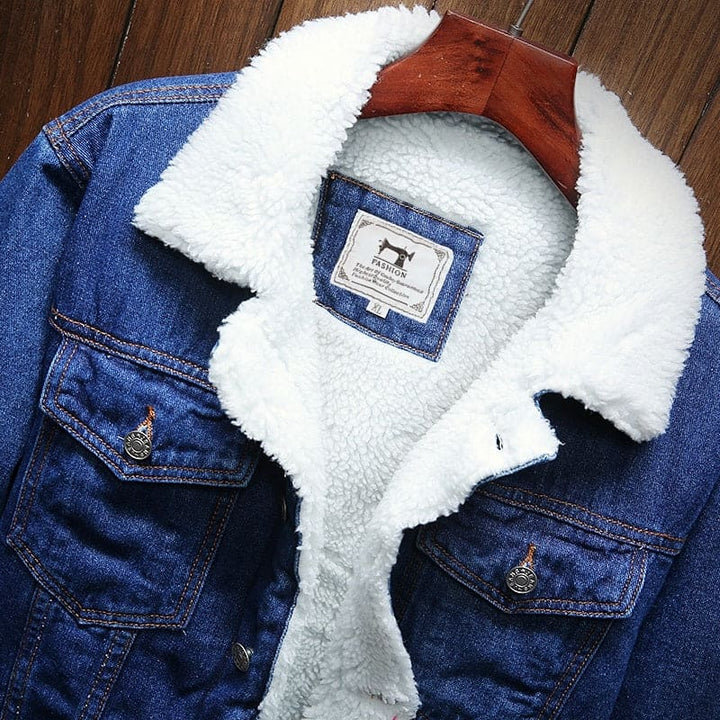 Detail van een comfortabel herenjack, ideaal als tijdloze buitenjas. Veelzijdige klassieke mode voor heren.