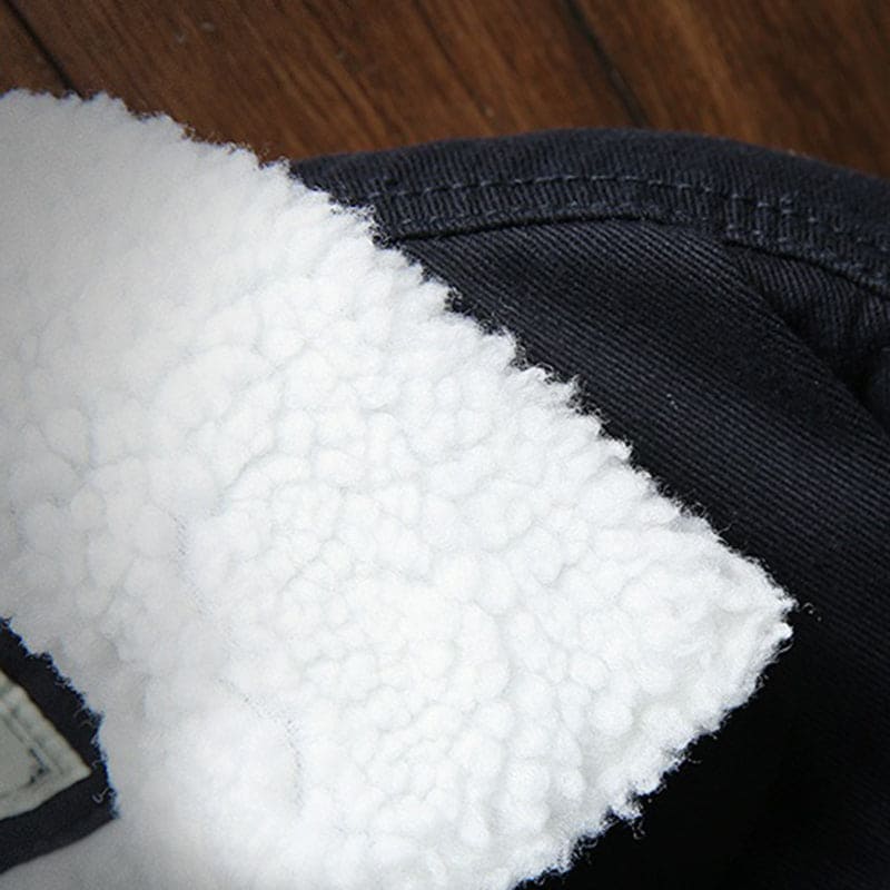 Achterkant van een klassiek herenjack, comfortabel en veelzijdig. Tijdloze bovenkleding voor heren, alle seizoenen.