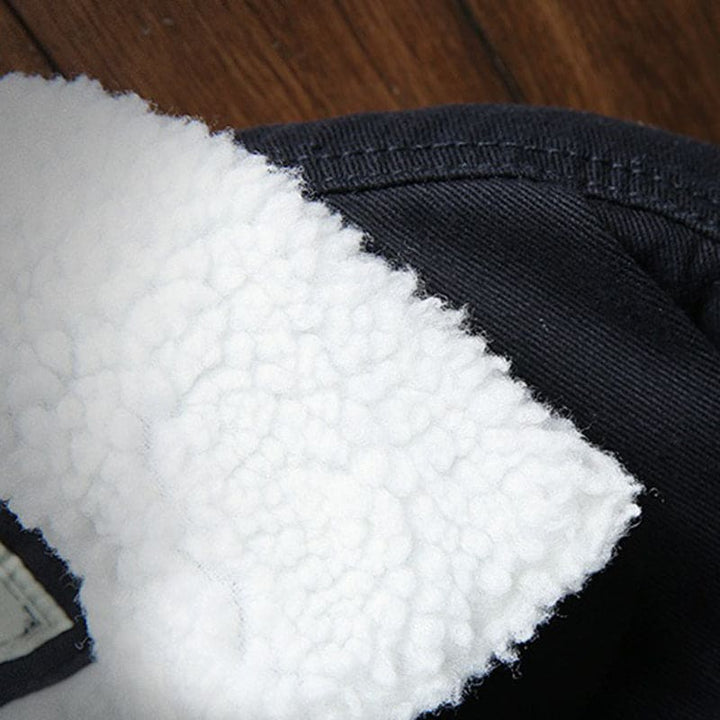 Achterkant van een klassiek herenjack, comfortabel en veelzijdig. Tijdloze bovenkleding voor heren, alle seizoenen.