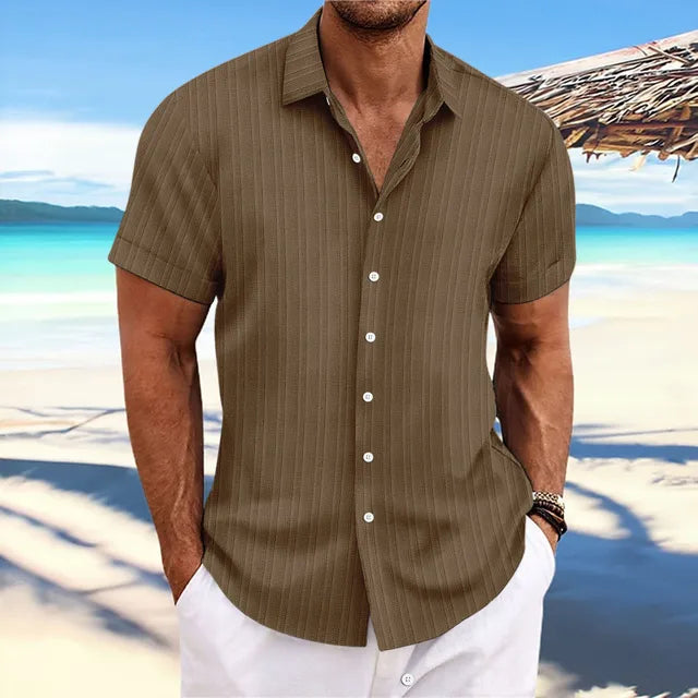 Man geniet op strand in luchtig heren overhemd, casual zomer shirt voor de vakantie.