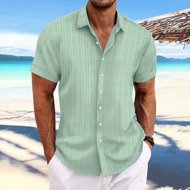 Man draagt casual heren strandoverhemd, luchtig zomer shirt voor ontspannen momenten.
