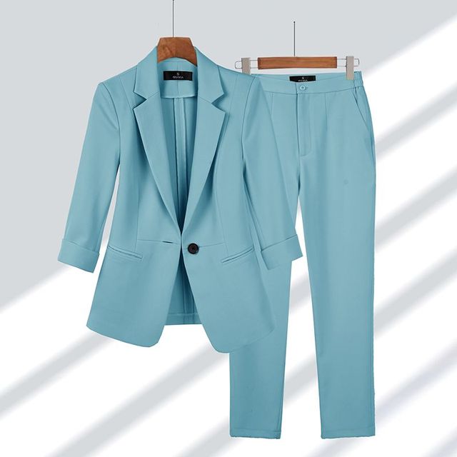 Comfortabele pantalon van het Sophia tweedelige damespak, perfecte pasvorm voor zowel werk als ontspanning.