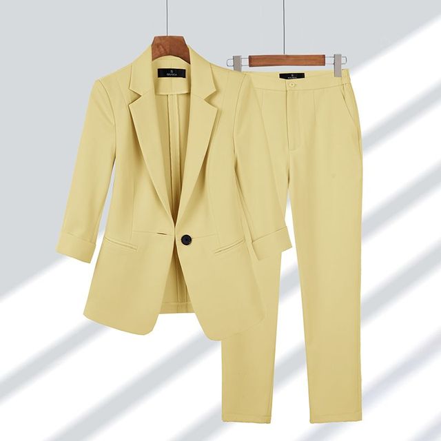 Stijlvol Sophia damespak, compleet met elegante blazer en comfortabele pantalon, perfect voor elke modebewuste vrouw.
