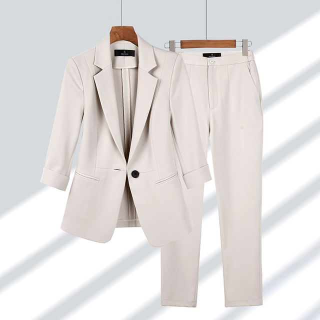 Sophia tweedelig damespak: een veelzijdige combinatie van blazer en pantalon voor zakelijke bijeenkomsten of casual elegantie.
