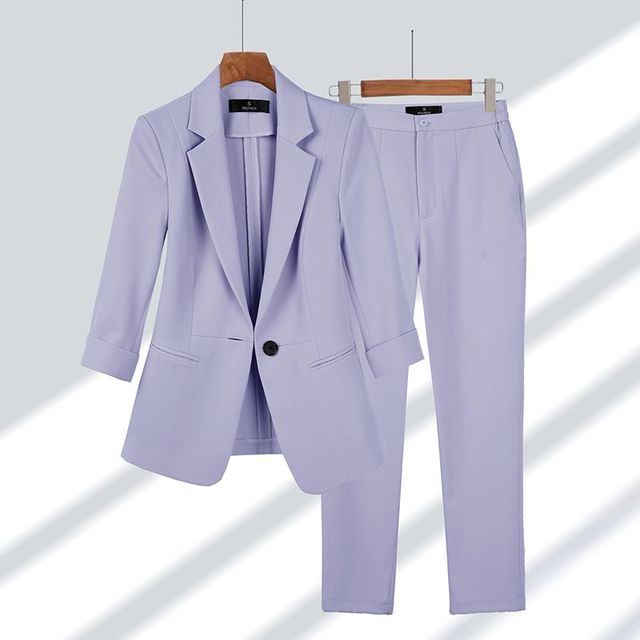Modieuze Sophia damesblazer, onderdeel van een tweedelig pak, ideaal voor een zakelijke of casual elegante look.