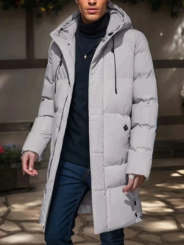 Vooraanzicht van een lange, dikke heren winterjas. Warme pufferjas, essentieel voor elke wintercollectie.
