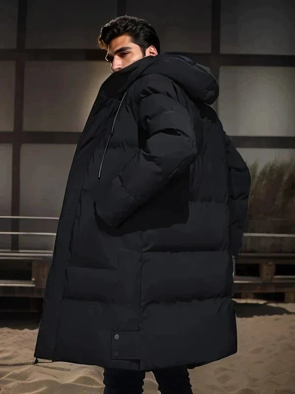 Zijaanzicht van warme lange heren winterjas. Dikke puffer model, perfecte bovenkleding voor herenmode.